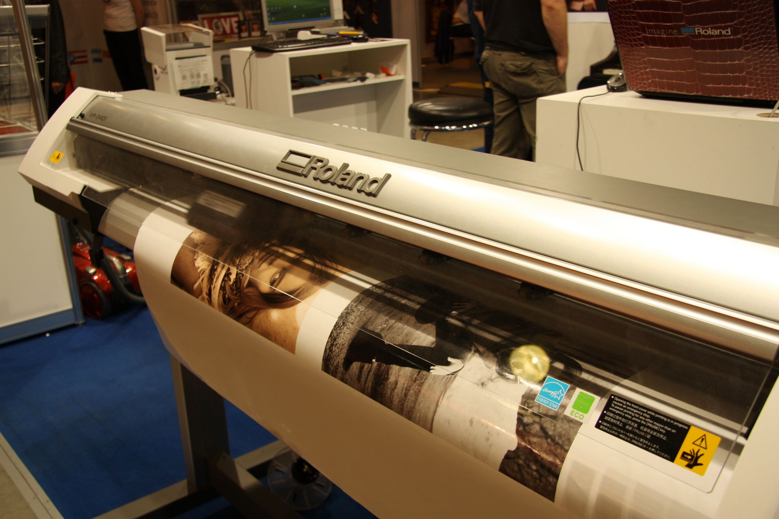 How to Use the Advantages of Backlit Printing For Compelling Ads